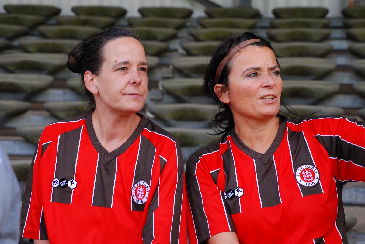Hagar Groeteke und Nico Appel. Hagar Groeteke ist Mitgründerin der Fußball-Frauenabteilung des FC St. Pauli, Nico ist dort seit 24 Jahren Mitglied. Zusammen sind sie zwei von fünf weiblichen Coaches des FC Lampedusa St. Pauli.