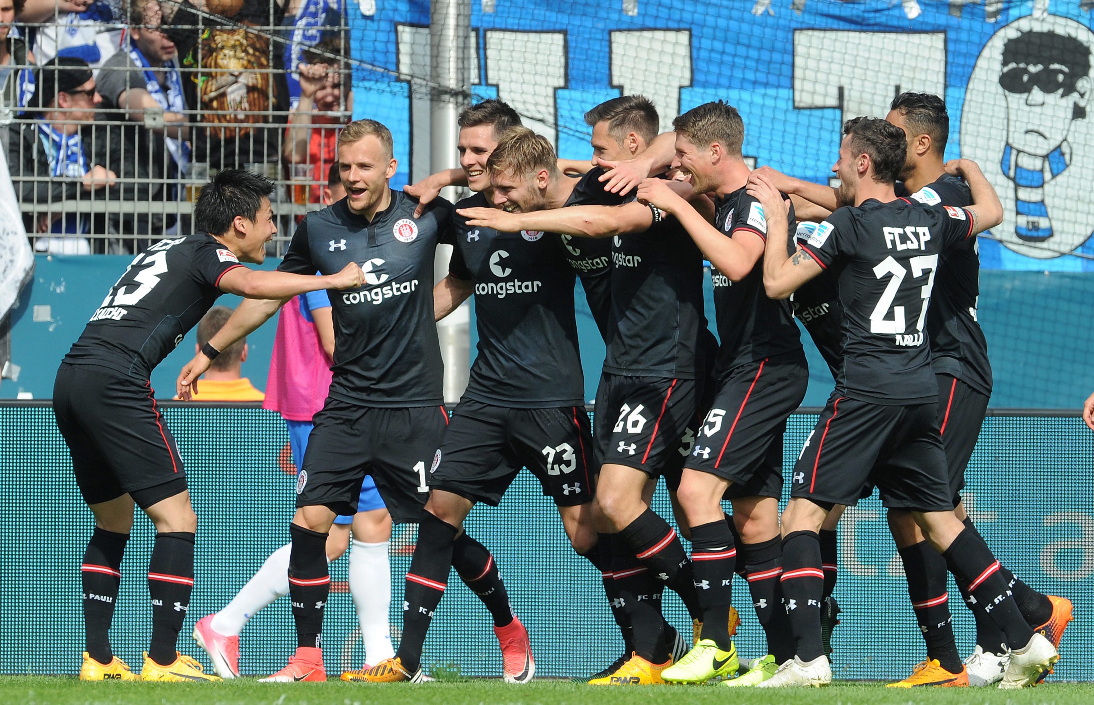 Große Freude bei den Kiezkickern nach dem 3:1-Erfolg im letzten Saisonspiel beim VfL Bochum - es war die dritte Partie, die nach Rückstand noch gewonnen wurde.