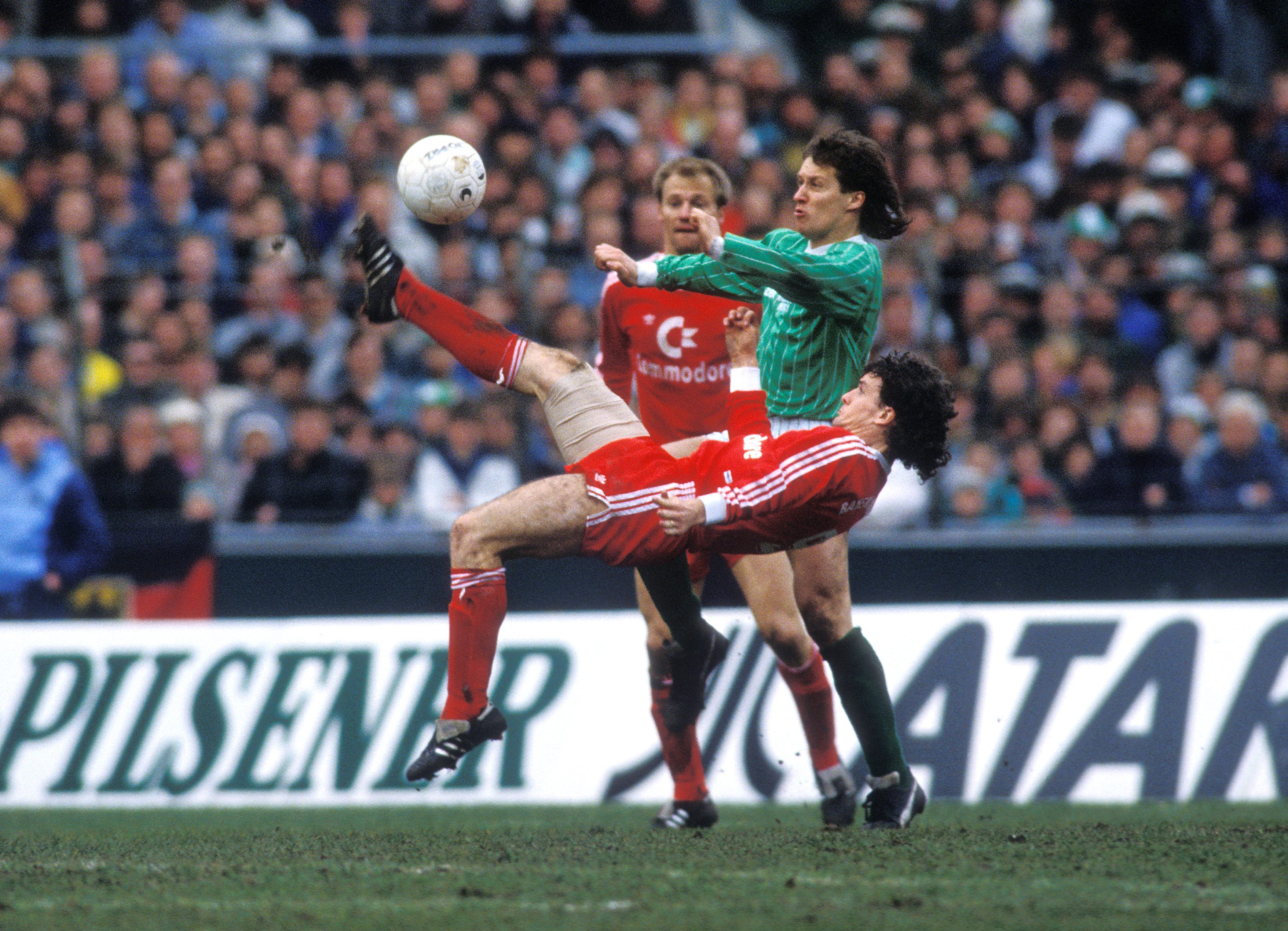 In der Saison 1987/88 ging Mark Hughes, hier artistisch im Einsatz beim Spiel gegen den SV Werder Bremen, für den deutschen Rekordmeister auf Torejagd.