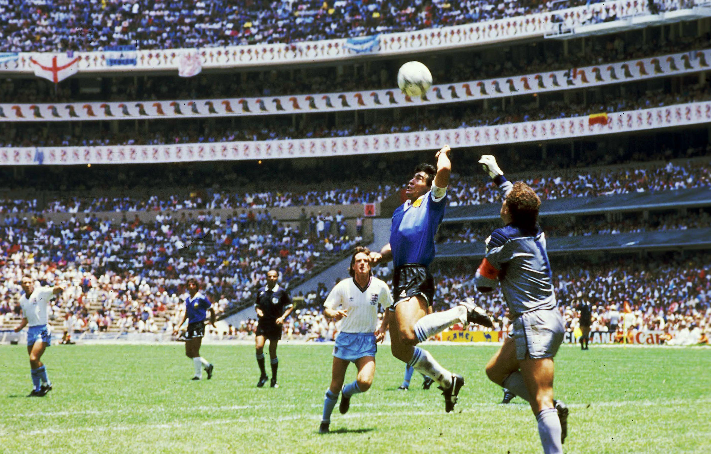 Zwei Legenden, ein Gedanke - den Ball mit der Hand spielen. Maradona setzte sich im Duell mit Peter Shilton regelwidrig durch und erzielte mit der "Hand Gottes" das 2:0 für Argentinien.