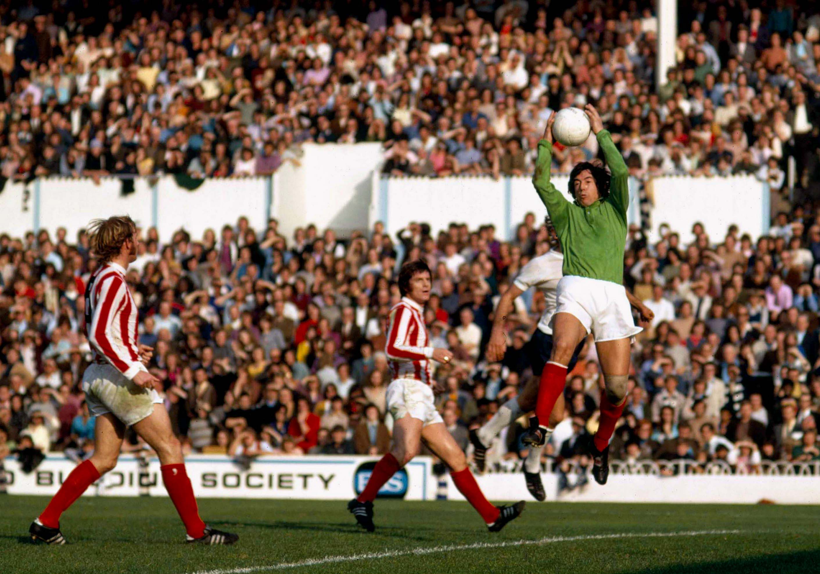 Gordon Banks im Torwart-Dress des Stoke City Football Clubs im Oktober 1970. Torwarthandschuhe? Fehlanzeige! Banks packte auch ohne Handschuhe sicher zu.