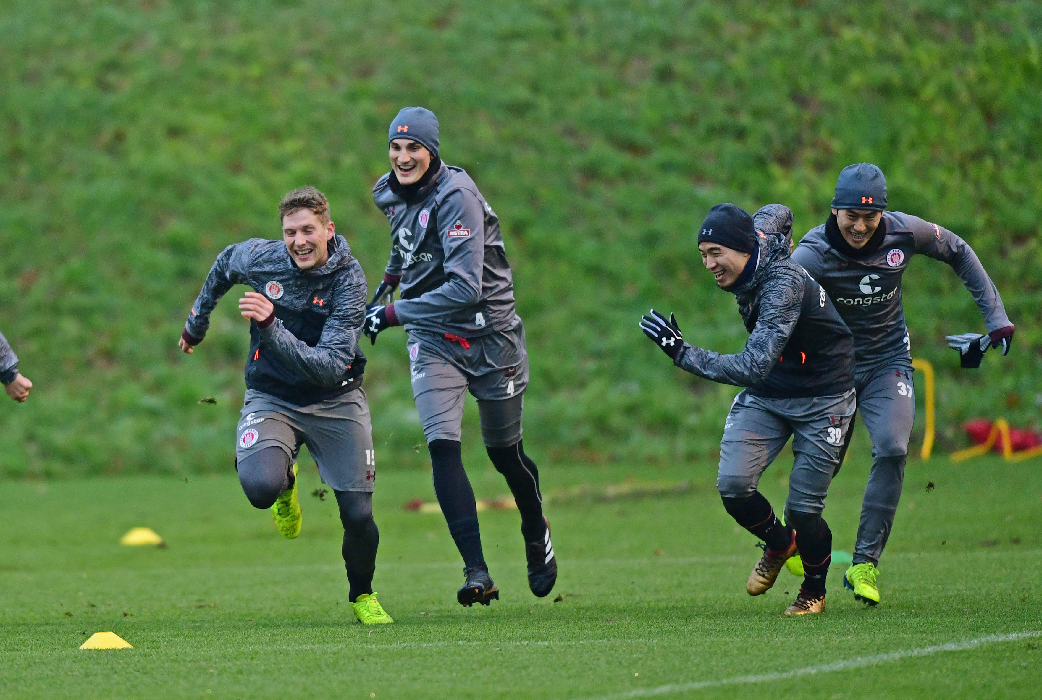 Bei den Einheiten vor der Winterpause hatte Philipp Ziereis (2.v.l.) viel Spaß.