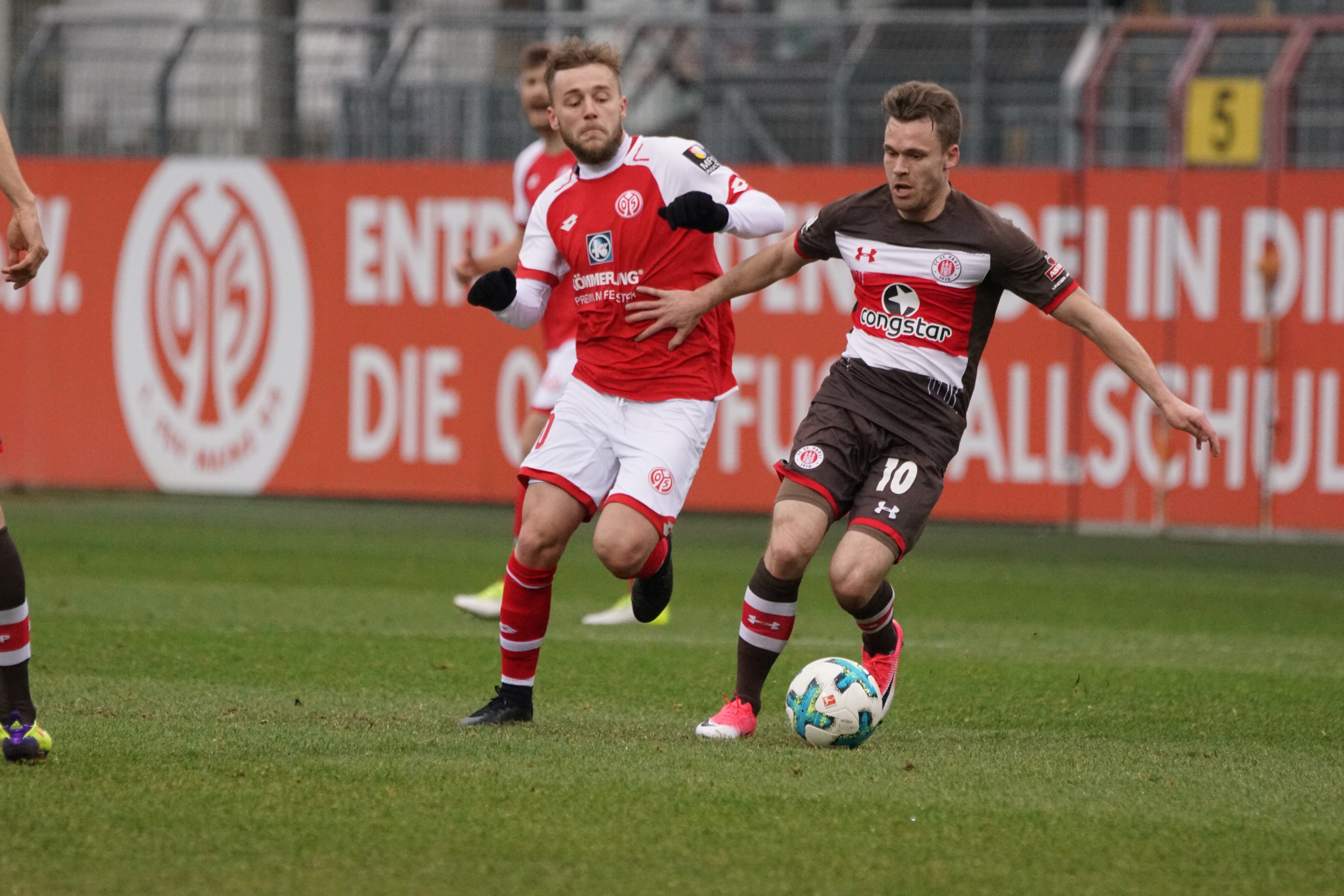 Gegen Bundesligist Mainz 05 feierte Christopher Buchtmann (hier im Duell mit Maxim) sein Comeback.