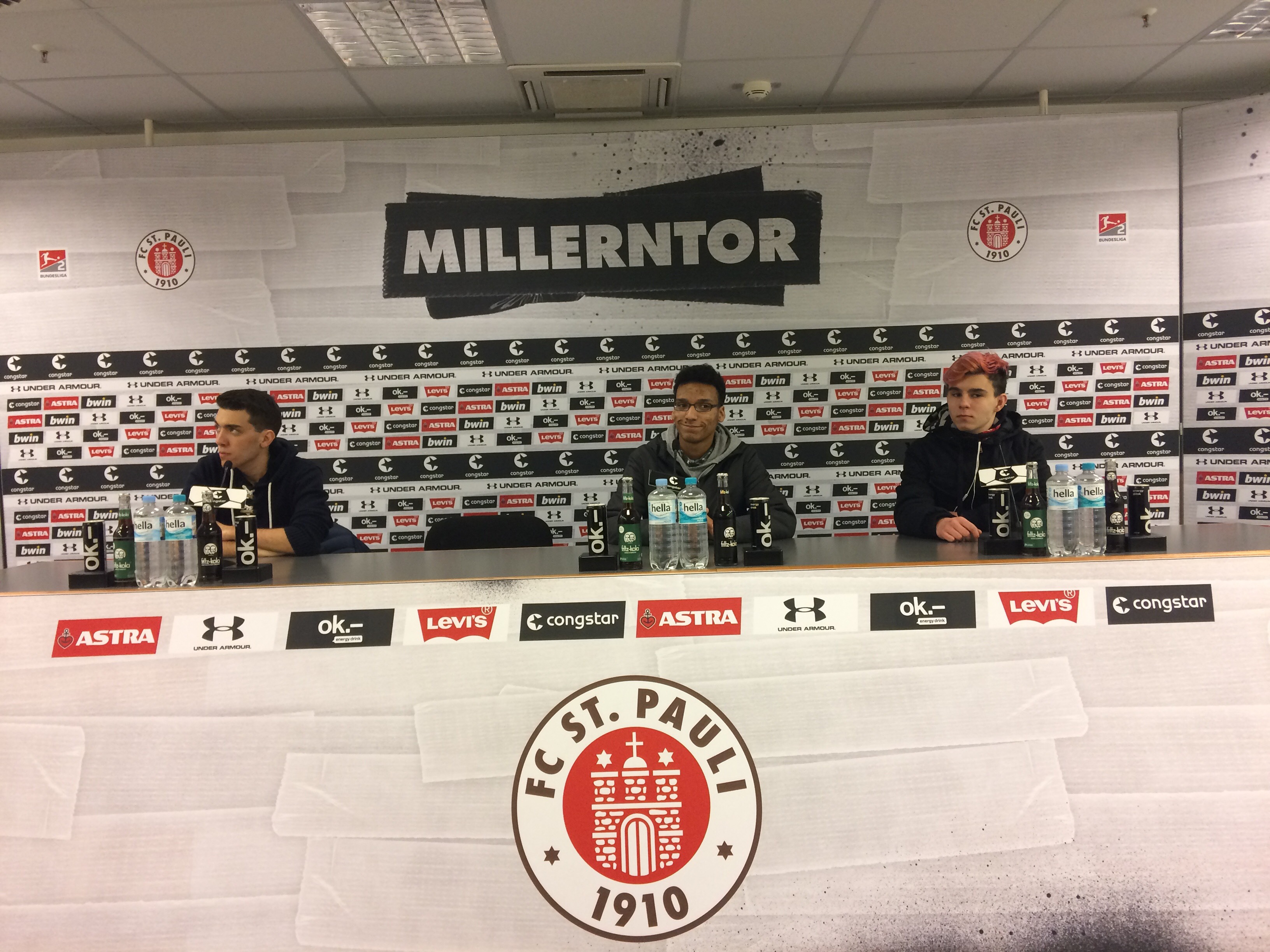 Bei ihrer „Millerntour“ lernten die Jugendlichen auch den Raum des FC St. Pauli für Pressekonferenzen kennen.