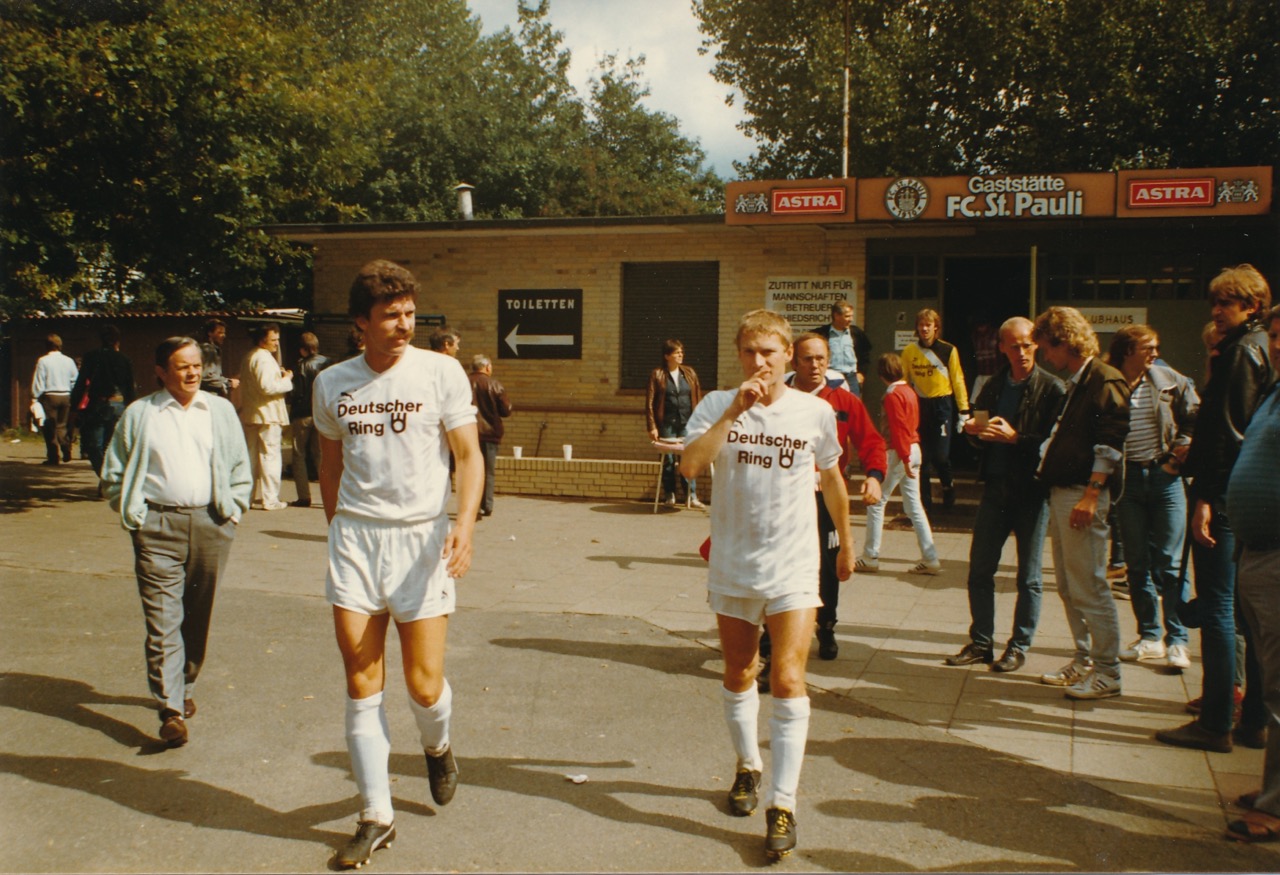 Dietmar „Didi“ Demuth und Stefan Studer auf der Rückseite des Clubheims.
