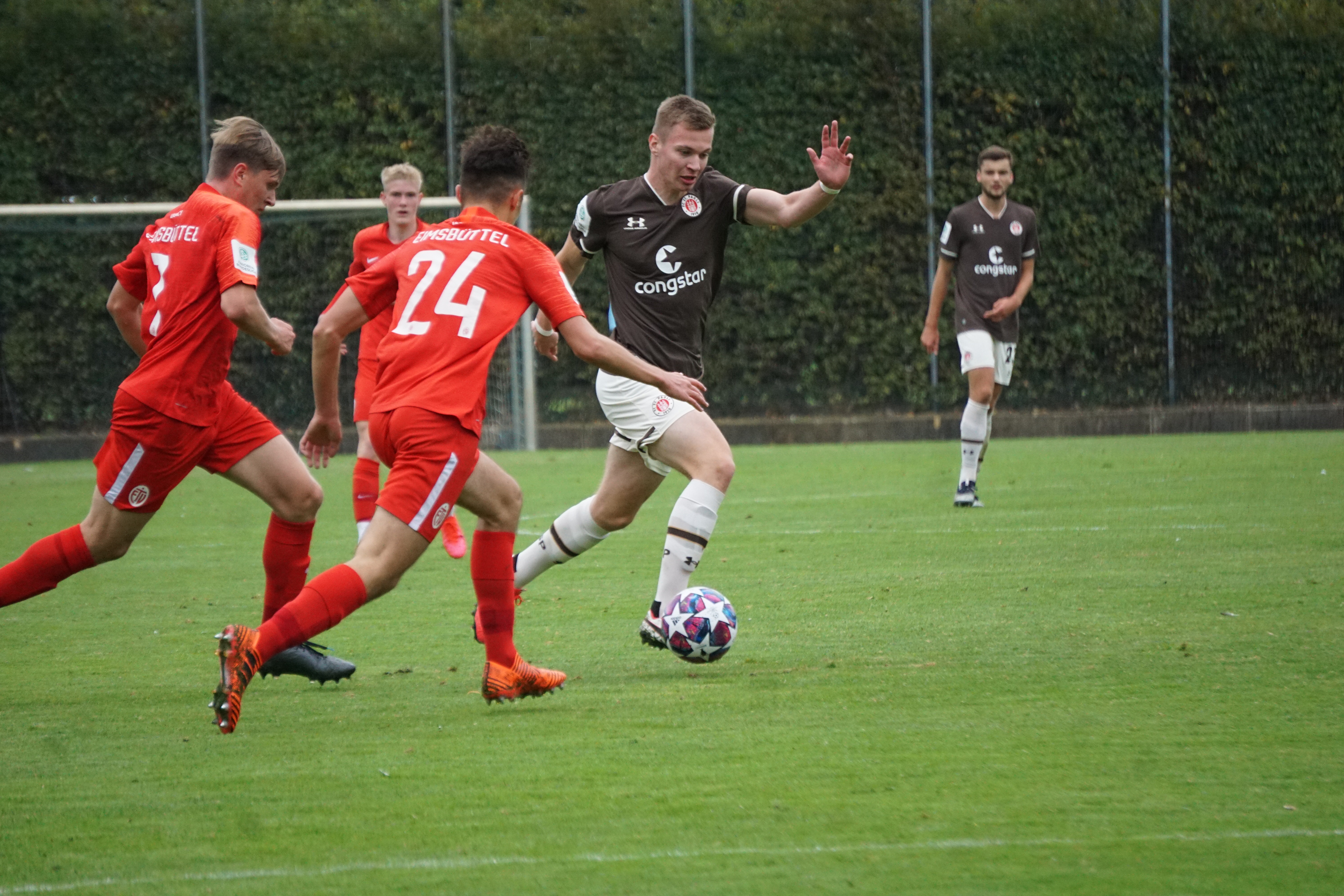 Christopher Grünewald (m.) und die U19 sind Bundesliga-Tabellenführer und wollen den Platz gegen Chemnitz verteidigen.