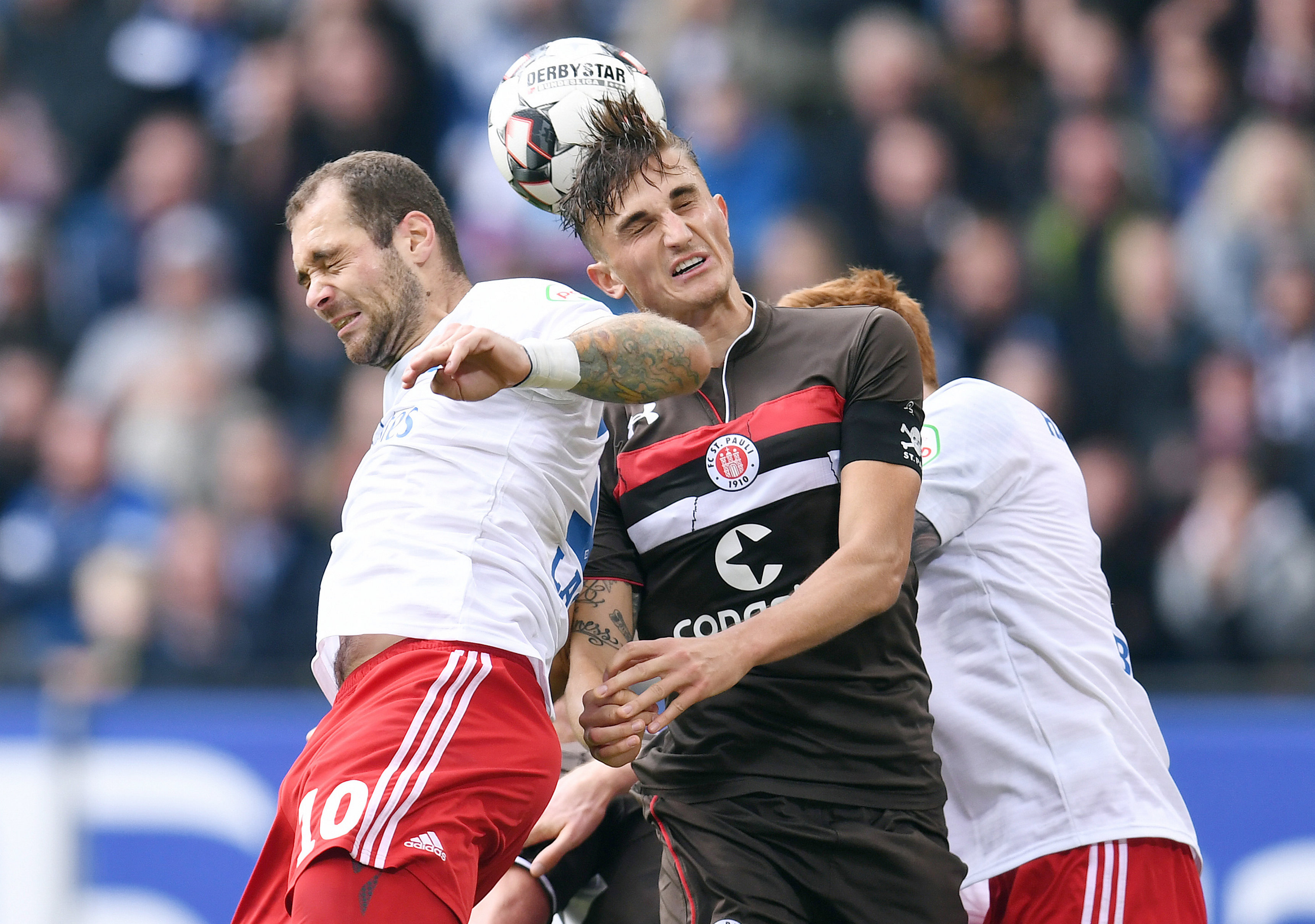 Philipp Ziereis gewinnt im ersten Zweitliga-Derby ein Kopfballduell gegen HSV-Stürmer Pierre-Michel Lasogga.